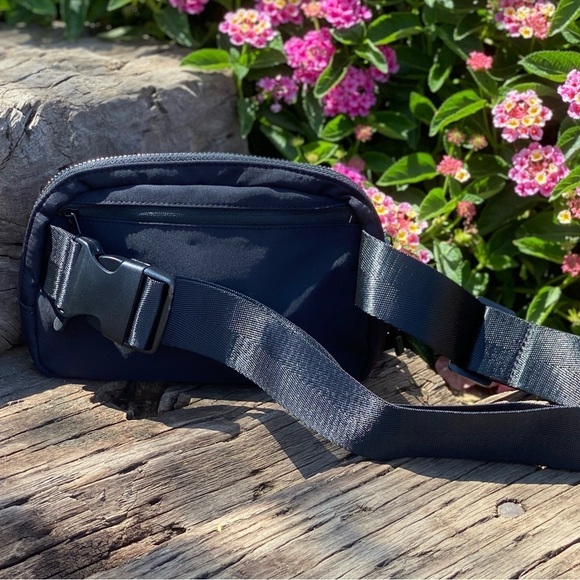 Brand New Crossbody Fanny Pack Belt Bag ~in Black 🖤 - Picture 2 of 9